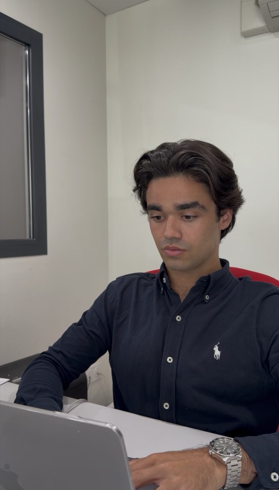 Vadim au travail, devant son ordinateur